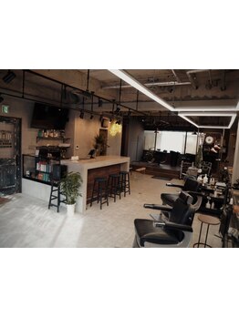 NYの裏路地をイメージして作られた空間はリアルストリートの中に無骨さも感じさせるおしゃれな雰囲気。