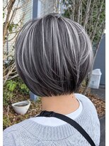 アース 会津若松店(HAIR&MAKE EARTH)&nbsp;シルバー×ホワイトハイライトのミニボブ