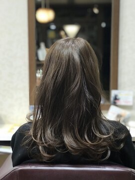 ヘアーモア イースト(Hair More East) ブルーアッシュ系。