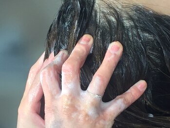 リンダ 荒江店(LINDA)の写真/当店の"HOTヘッドスパ"でぽかぽかに♪頭皮のコリをほぐして血行促進効果バツグン◎【福岡/荒江】