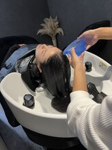 仕上げとして髪を弱酸性の状態にしトリートメントで更に水分・栄養補給