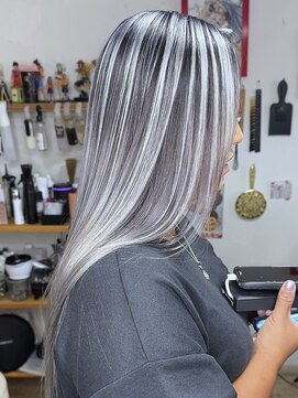ブレイズヘアー(BLAZEhair) 【筋感バツグン】ホワイトシルバーバレイヤージュ×ブリーチ2回