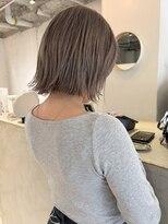 ルーム(Loom.)&nbsp;ケアブリーチ グレージュ レイヤーボブ 切りっぱなしボブ