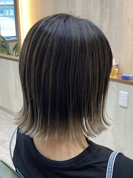 フラミンゴ ヘアデザイン 外ハネ×ツーブロック