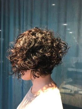 ビスヘアアンドメイク(BIS hair&make)の写真/クセを活かす、又は気にならなくなる《BIS》のカット技術☆悩みを個性や魅力に変えてなりたいスタイルに！