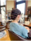 ミディアムヘアのタイトシニヨン