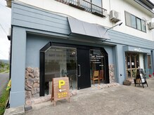 ワイエヌビーヘアー(y.n.b.hair)の雰囲気（外観　バス停シャープ前すぐ。）