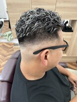 ヒカリ バイ イサミ 西川口(Hikari by ISAMI)&nbsp;フェザーパーマ刈り上げセンターパートマッシュ〈理容室〉西川口