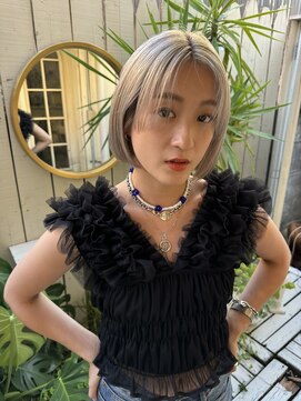 アデ オモテサンドウ(ade omotesando) ラインを残した切りっぱなしボブとハイターカラー