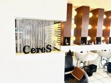 セレス(Ceres)の雰囲気（木材と白を基調とした店内は、落ち着きを与えてくれます。）