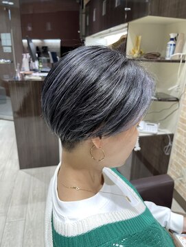 ヘアスペース エアリス(Hair space Earth) 刈り上げショート×シルバーハイライト