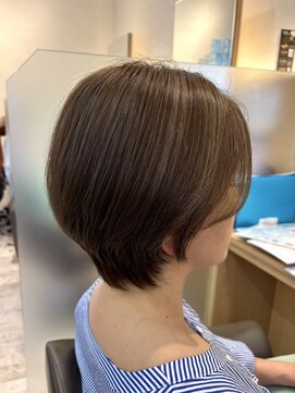 ウイバイファースト(u'i by first) 後頭部の丸みがより強調された、美しいショートボブスタイル