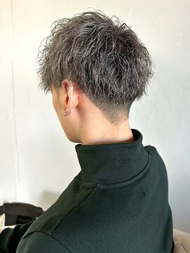マップメンズデザイン(map men's design) ツイストスパイラルパーマ フェードカット シルバーアッシュ