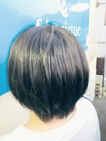 フェリーク ウジヤマダ(feerique UJIYAMADA)&nbsp;グレイッシュブルーのツーブロックショートボブ