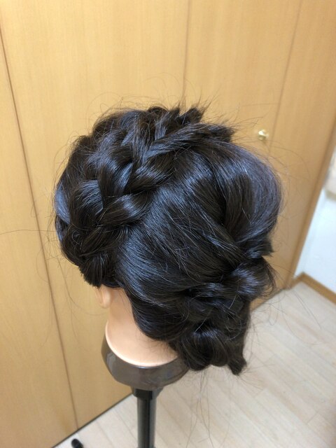 三つ編みカチューシャヘアアレンジ