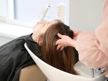 ココサロン(COCO Salon)の写真/指通りやツヤ感がまるで違う！髪質改善は頭皮ケアから◇"高濃度×生炭酸ヘッドスパ"とも相性抜群◎