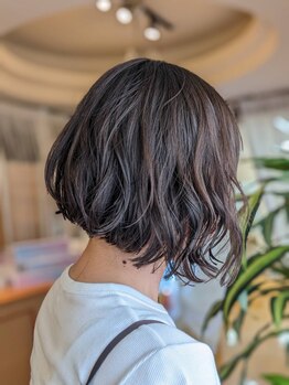 大人女性に大人気！ウェーブや白髪ぼかし×ハイライトで楽しんで♪丁寧なカウンセリングで大人のお洒落◎