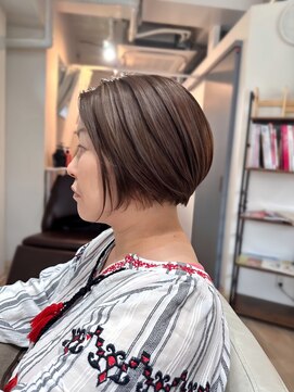 ウォーターリリー(Water Lily) ミルクティーベージュハイライトの柔らかショートボブ