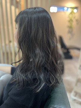 ウル(Ulu') 少しグリーンよりのくすみ系カラー