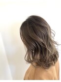 30代_40代_ゆるふわ_ミディアム_ローレイヤー_オリーブベージュ