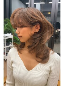 ヌエン 渋谷(NU/EN) ヘーゼルブラウン×ミディアムレイヤー/バタフライカット