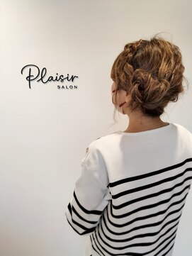プレジール(plaisir) サイド編み込みお団子スタイル