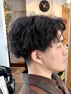 アトム(Atom.) 刈り上げ/センターパート/波巻きスパイラルパーマ