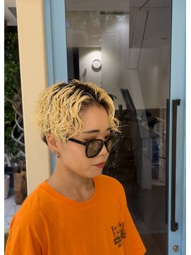 シアン 栄店(CYAN.) ブロンド×刈り上げショートパーマ【大石】