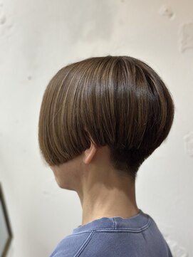 アージュ(age) シンプル前下がりショートボブ＋ハイライト