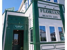 “田舎でひときわ異彩を放つ”ホワイト＆グリーンが目印の店舗！