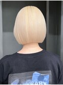 ボブおくれ毛美髪ミディアムホワイトブロンド_ba547241