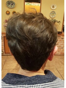 ヘアーアンドエステスタジオ モア アフロイアカラーショートスタイル