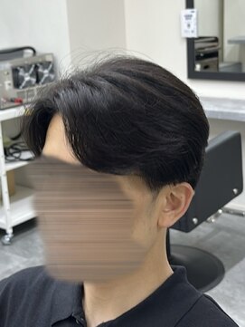 フイ 恵比寿(Hui) フェザーパーマ/グレーブルーカラー／刈り上げショートパンク