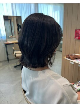 ファムバイアヴァンス(Femme by AVANCE.) 艶感ダークカラー×切りっぱなしボブ