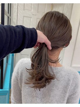 ワンカールがおしゃれになるセミロング ペールベージュ