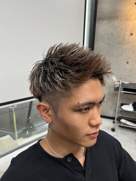 イーラ(era) ホワイトメッシュ短髪ジェットモヒカン束感