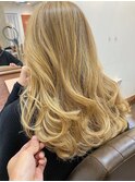 ハイライトを重ねて作るプラチナブロンド