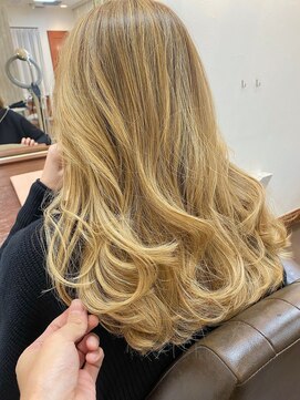 ノーヴェ(Nove) ハイライトを重ねて作るプラチナブロンド