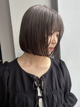 ロティー(loty) ショートボブ グレージュ ブリーチ オリーブベージュ 赤み消し