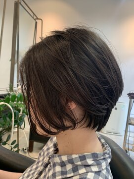 アーカイブ(archive) 軽さと丸みのある前下がりのショートスタイル 『archive』