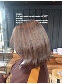 グレージュ外はねボブブリーチ