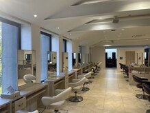 アース 岡崎店(HAIR&MAKE EARTH)の雰囲気（高級感のある店内　２２席の広い空間が特徴です♪）