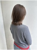 くびれフォルム×外ハネミディ×柔らかベージュブラウン