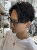 センターパートツイストスパイラルパーマメンズ波巻きパーマ