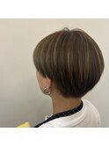 イエローベージュなショートヘア