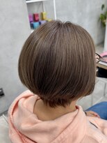 レヴィア(REVIA)&nbsp;ショートボブ白髪ぼかしハイライトブリーチミルクティーベージュ