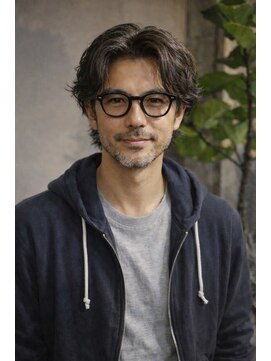 キュー(Cue_) 《30代40代男性へ。大人のメンズパーマ》リバースセンターパート