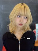 ミディアムレイヤー韓国風くびれヘアブリーチブロンドカラー