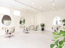 白を基調とした解放感溢れる店内で至福のサロンTIMEをご提供◎
