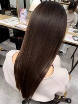 カミエ(kamie)&nbsp;セミロングのツヤ髪ブラウン×大人っぽカット